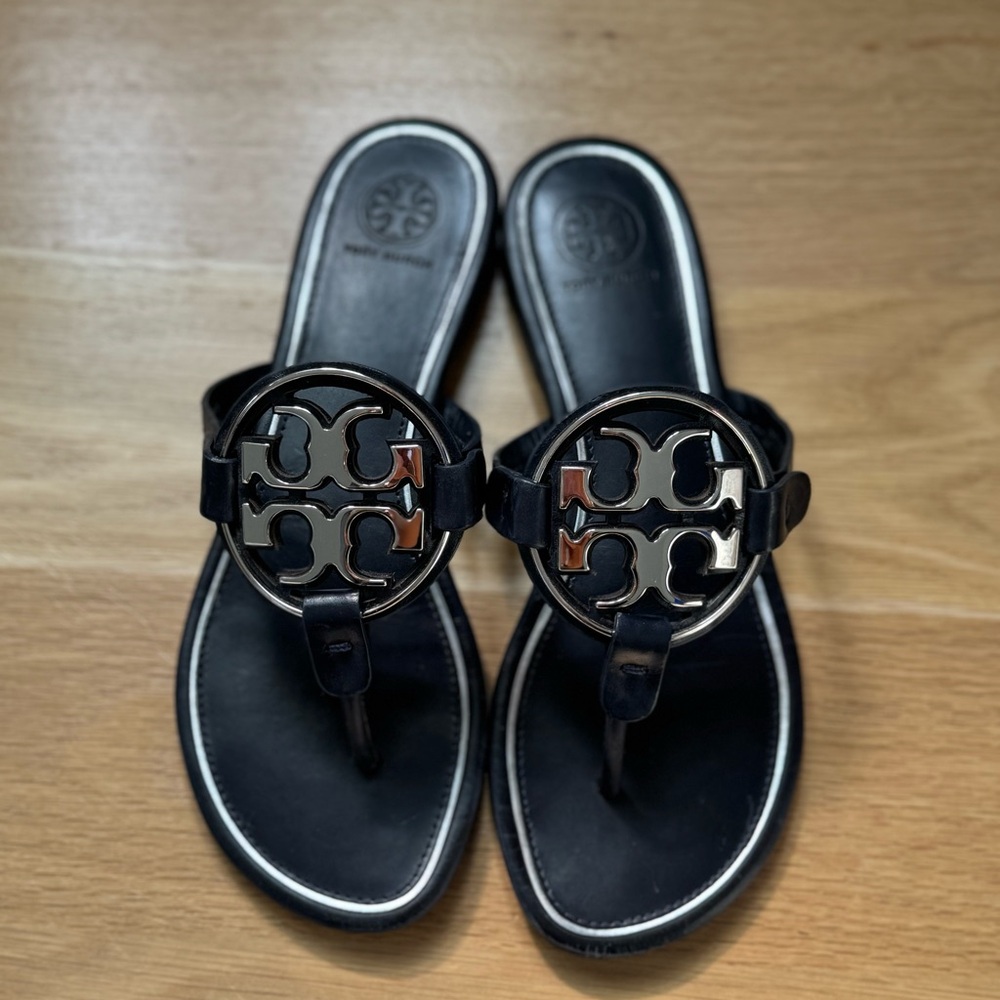 Tory Burch Miller sandal in navy blue with medal embellishment